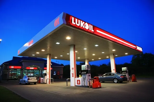 Benzinariile Lukoil vor putea continua să funcționeze în Moldova până în toamnă: decizia este în curs de discuție. Proinvesting