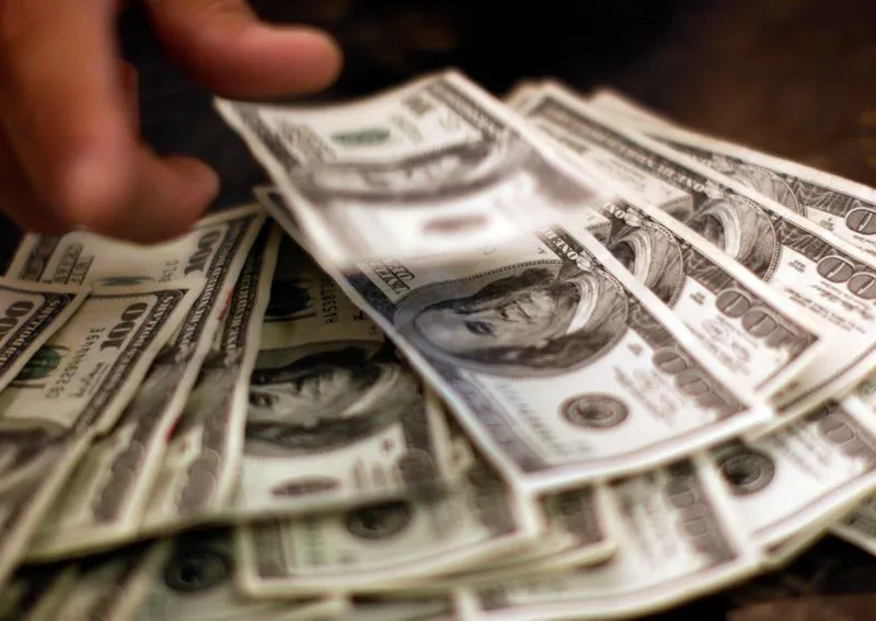 Dolarul crește pe măsură ce războaiele comerciale ale lui Trump escaladează Proinvesting